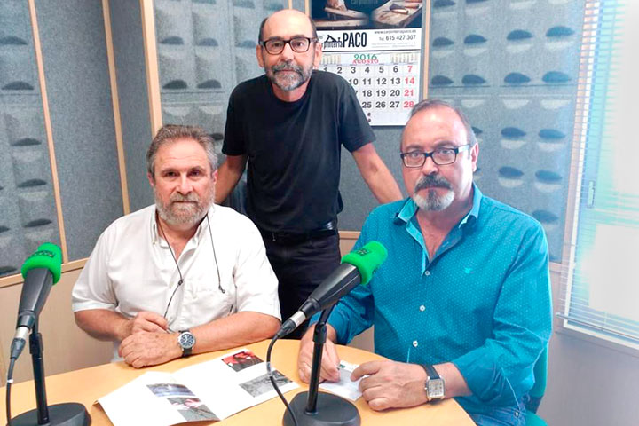 Miembros de la IAAV en una entrevista en la radio