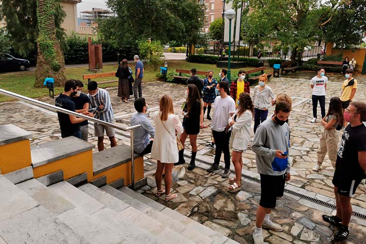 público asistente a una exposición fotográfica